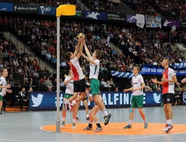 Το άγνωστο άθλημα που μοιάζει με το μπάσκετ, όπου άνδρες και γυναίκες παίζουν μαζί (βίντεο)